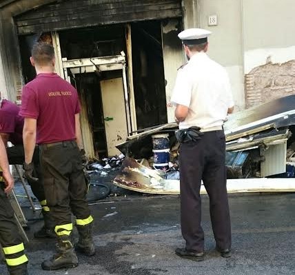 Vigili intervengono a sedare un incendio in Via di Ponziano