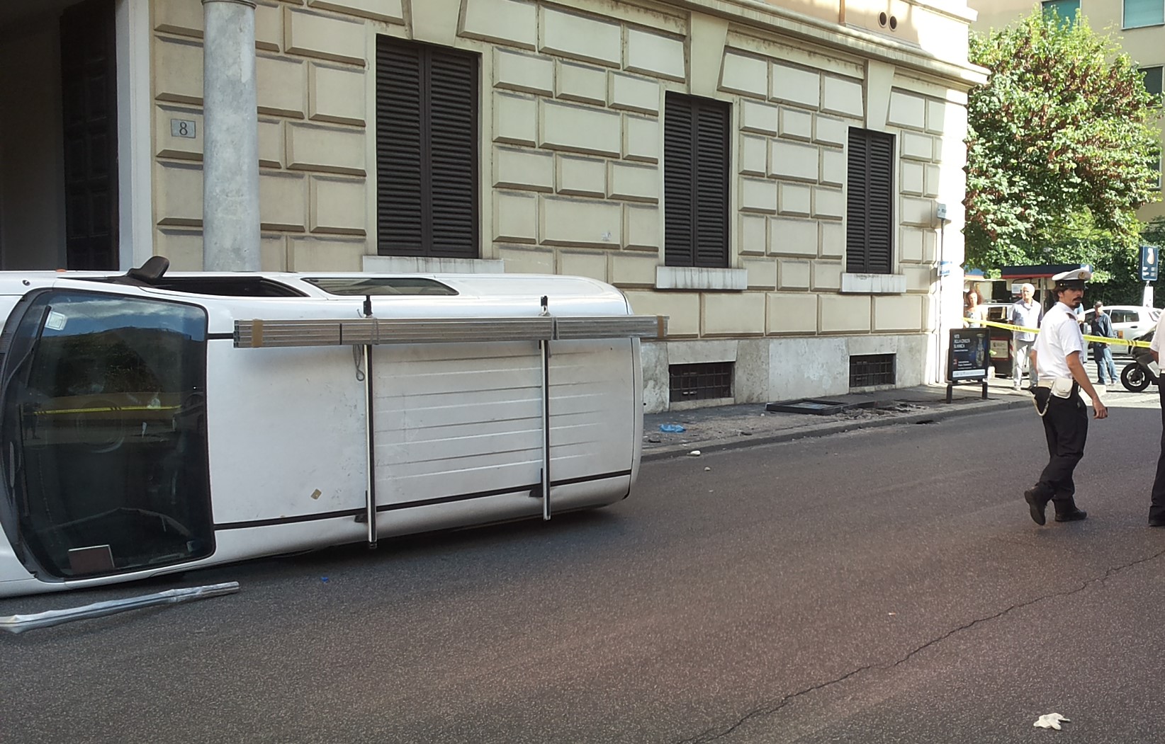 Incidente in Via Maria Adelaide: Vigili smentiscono restituzione della patente all’investitore