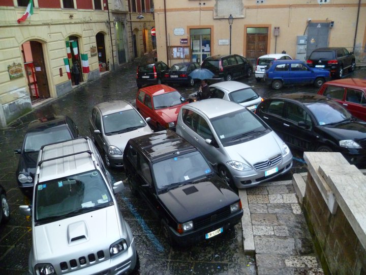 Parcheggio Capitale, botta e risposta Delrio-Esposito via Twitter