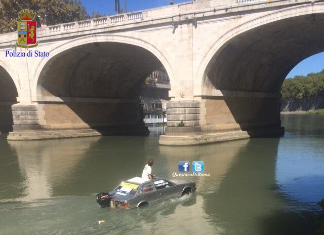 Sul Tevere con una “nave-macchina”: bloccato da vigili e Polizia