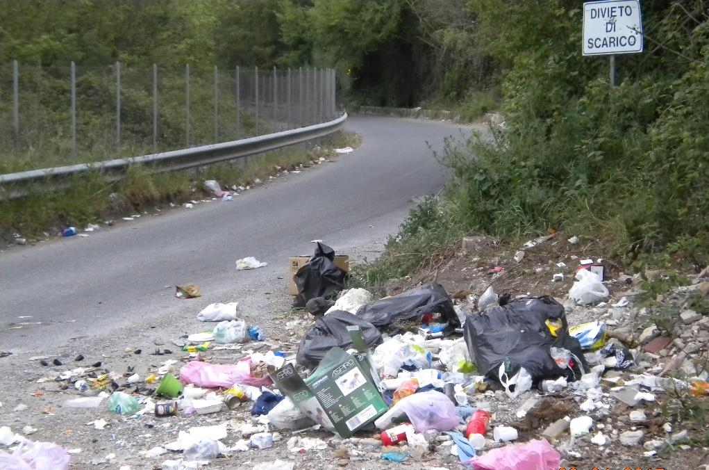 Invasione di rifiuti sulle strade di Roma Nord: bonifica Astral