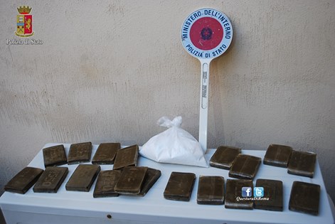 Arrestate zia e nipote: nascondevano 2 kg di hashish e 500 g di cocaina