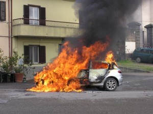 Tomba di Nerone, dà fuoco a un’auto e rimane ustionato