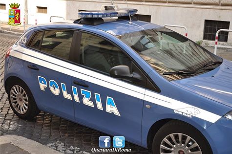 Viale Marconi, minaccia di buttarsi dal palazzo: salvato dalla Polizia