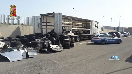 Caricavano su un Tir auto di lusso “a pezzi”: 4 arresti