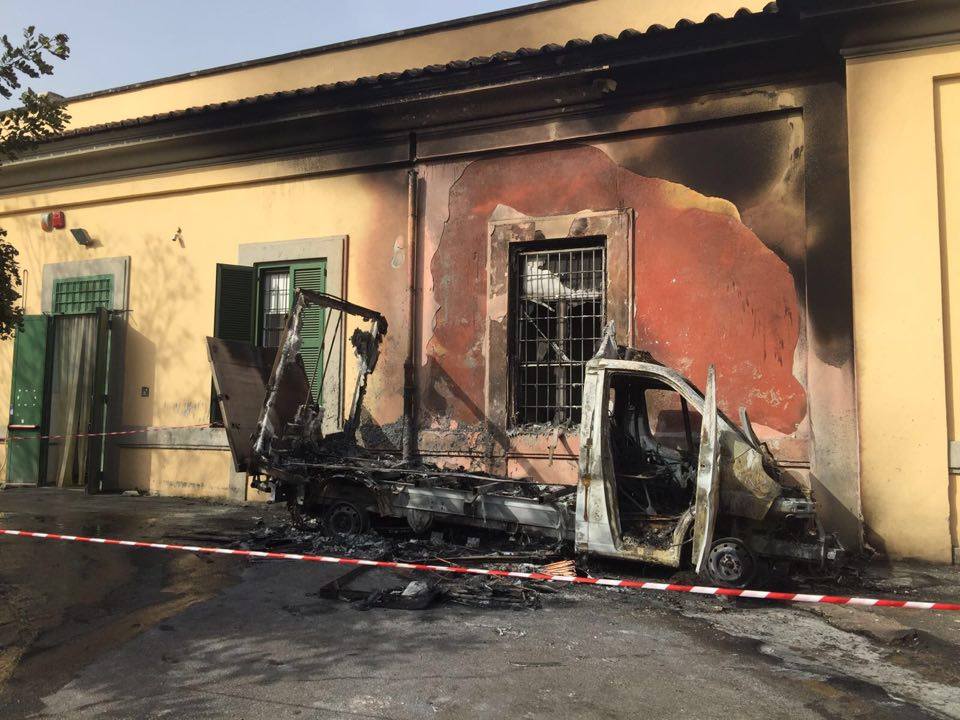 San Camillo, un furgone a fuoco. “Un atto ritorsivo”