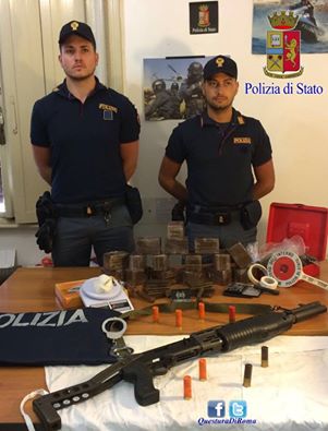 Blitz al Salario: beccato in casa con droga e un fucile