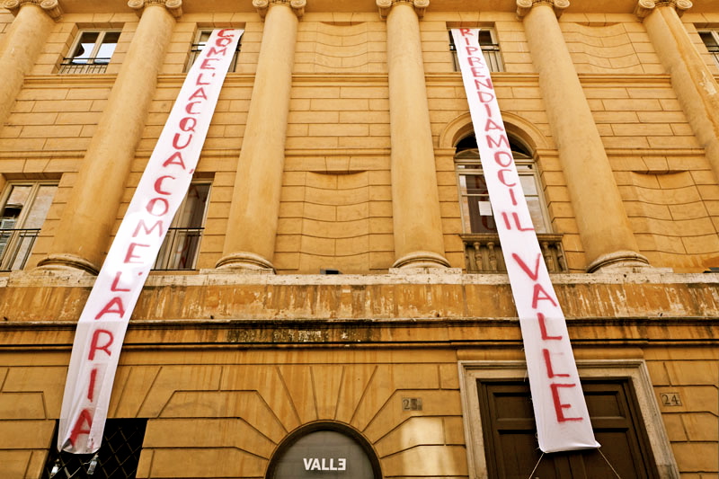 Rioccupato il Teatro Valle, momenti di tensione con la Polizia