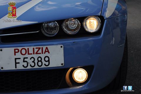 Rapinano una donna e fuggono in taxi: doppio fermo