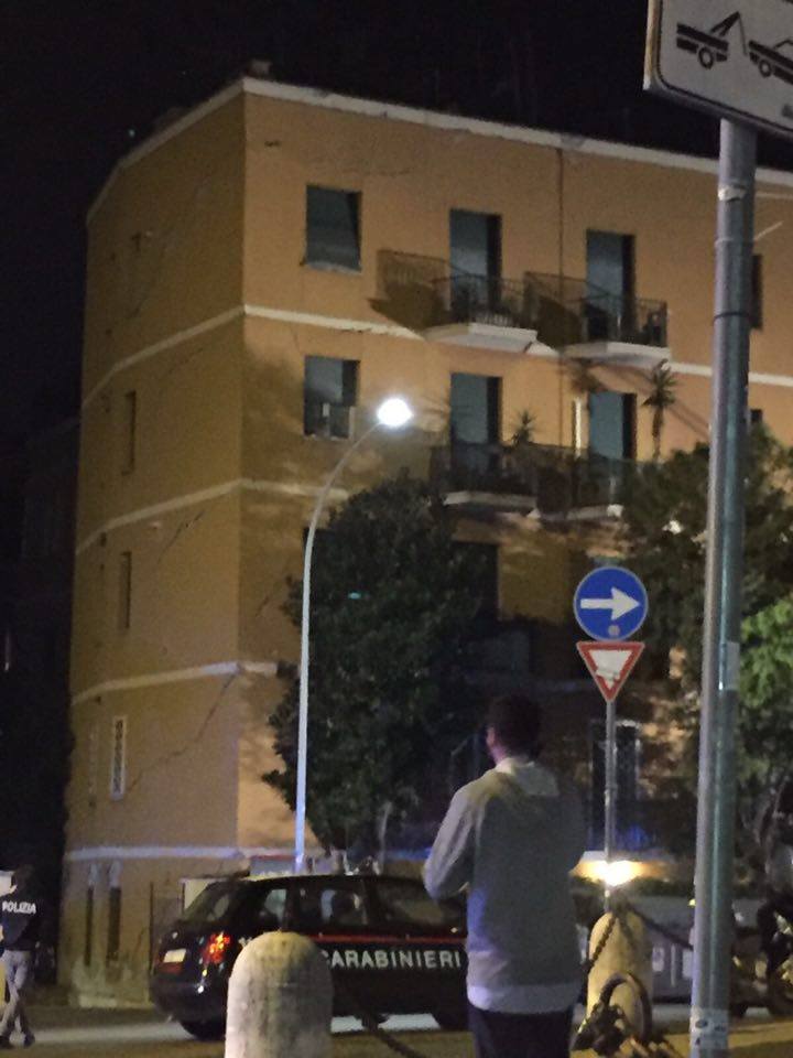 Crolla una palazzina a Ponte Milvio: sfiorata la tragedia