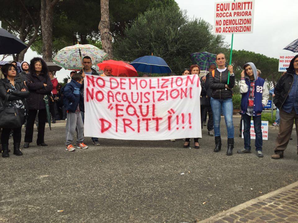 Abusi edilizi, il comitato “Equi Diritti” manifesta alla Pisana