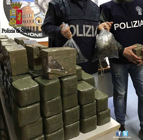 Scovato a Spinaceto un box pieno di droga: un arresto