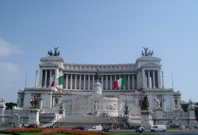 Piazza Venezia, ecco arrivare l’albero di Natale