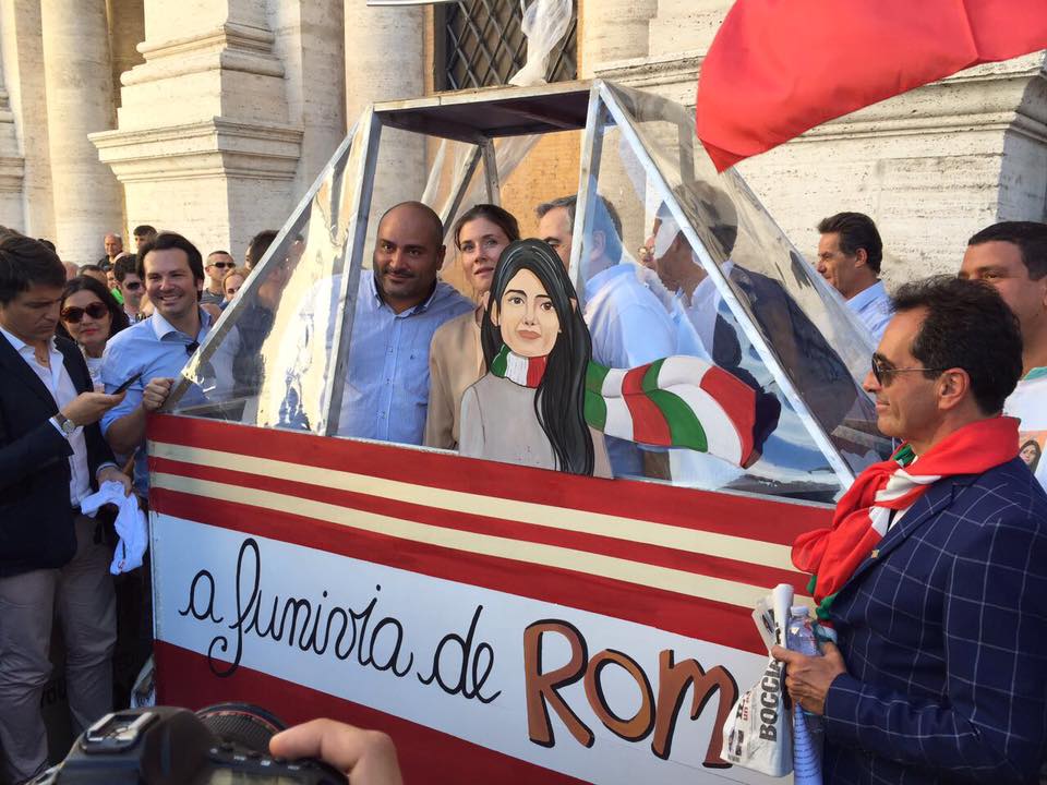 Folla di romani in piazza per il “compleanno” della Raggi