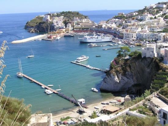 Crollano rocce in una cala a Ponza, tanta paura ma nessun ferito