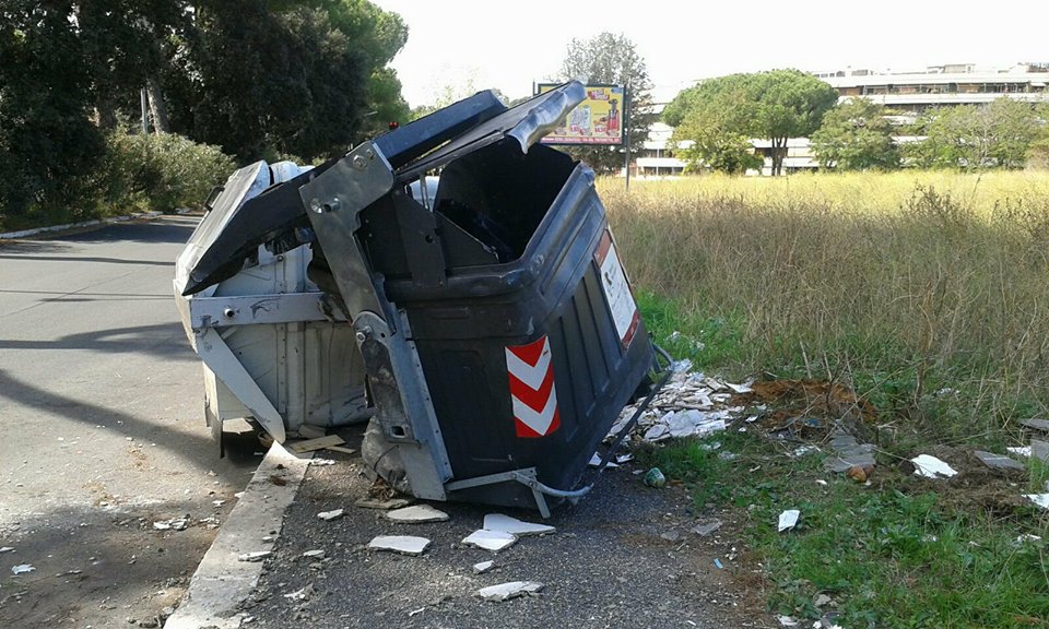 Via del Tintoretto, “Comune e Ama hanno fallito sui rifiuti”