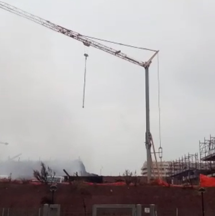 Fonte Laurentina, bruciano plastica e materiale edile in un cantiere di fronte la scuola Capelli