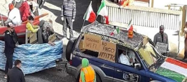 Un carro “anti-migranti” in sfilata Carnevale vicino a Roma