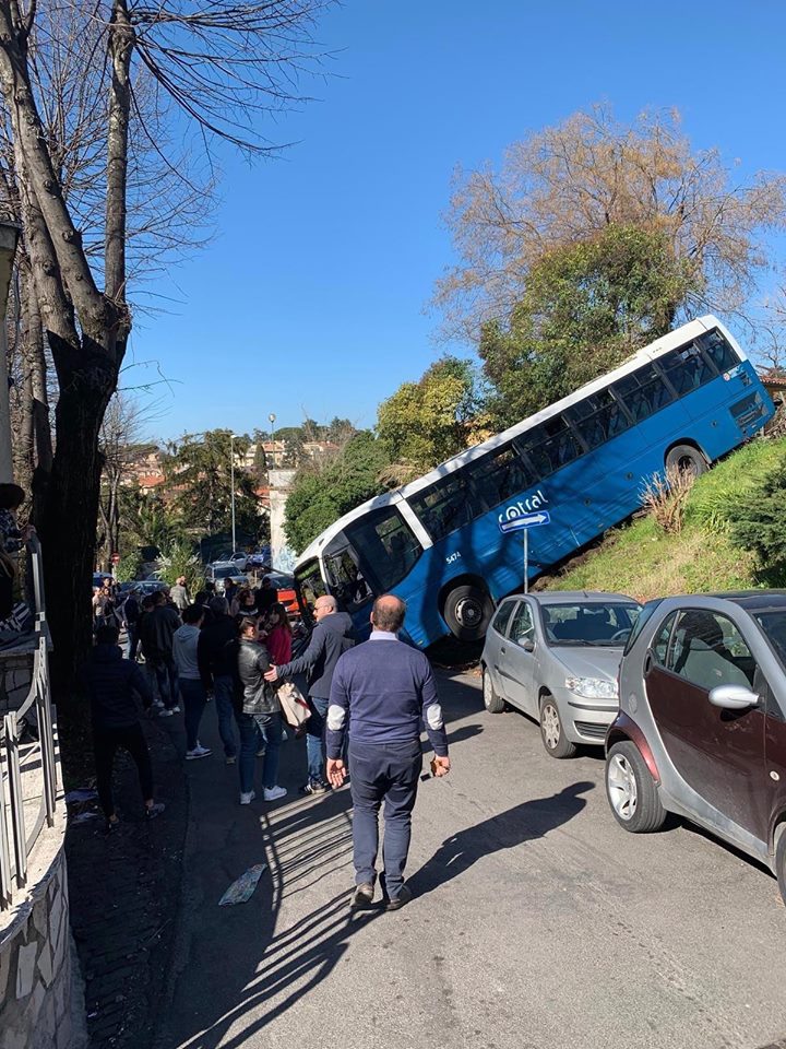 Paura per bus Cotral fuori strada a Grottaferrata