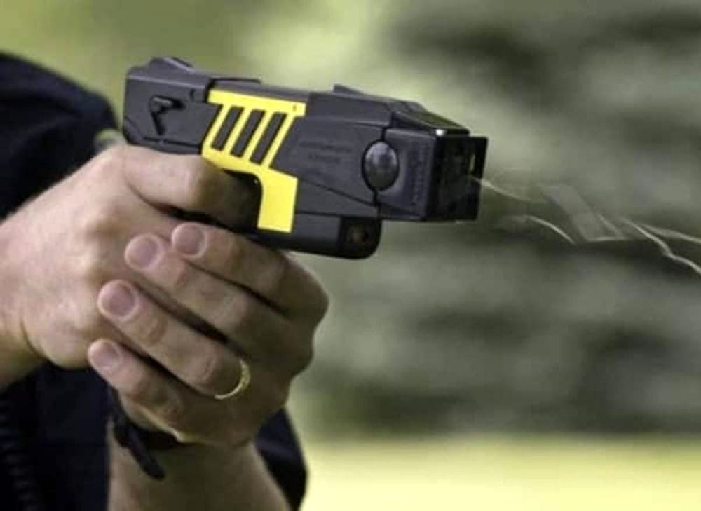 Appello al Comune: “Dare taser alla Polizia Locale”