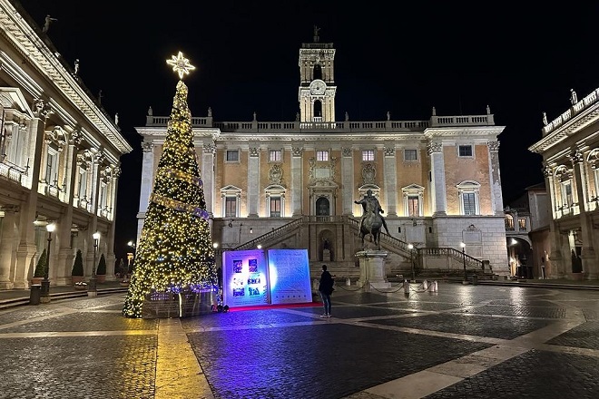 L’Albero di Natale illumina Piazza del Campidoglio: un omaggio alla Costituzione Italiana