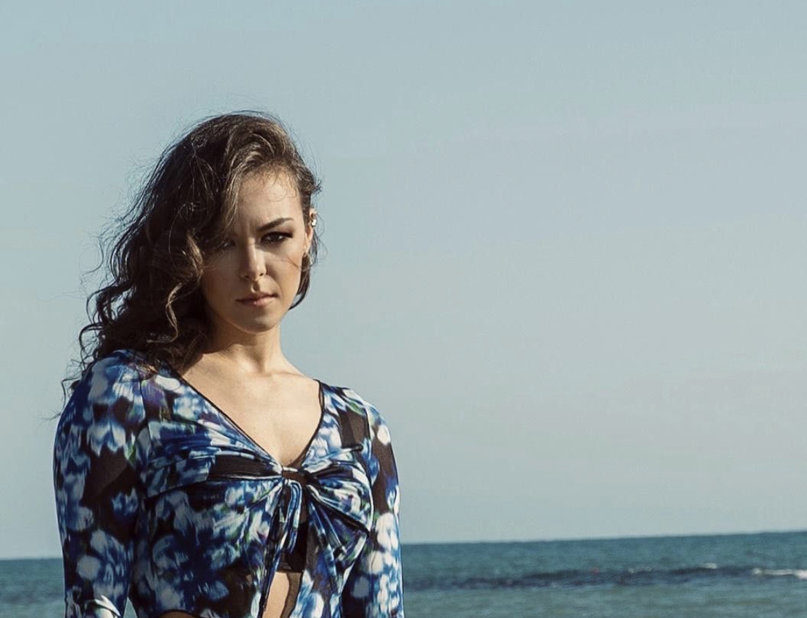 “Calamite”, Federica Pento lancia il singolo con un videoclip emozionante