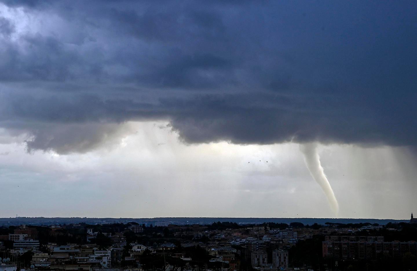 Maltempo a Ostia: vento oltre i 100 km/h spazza via cabine e tetti