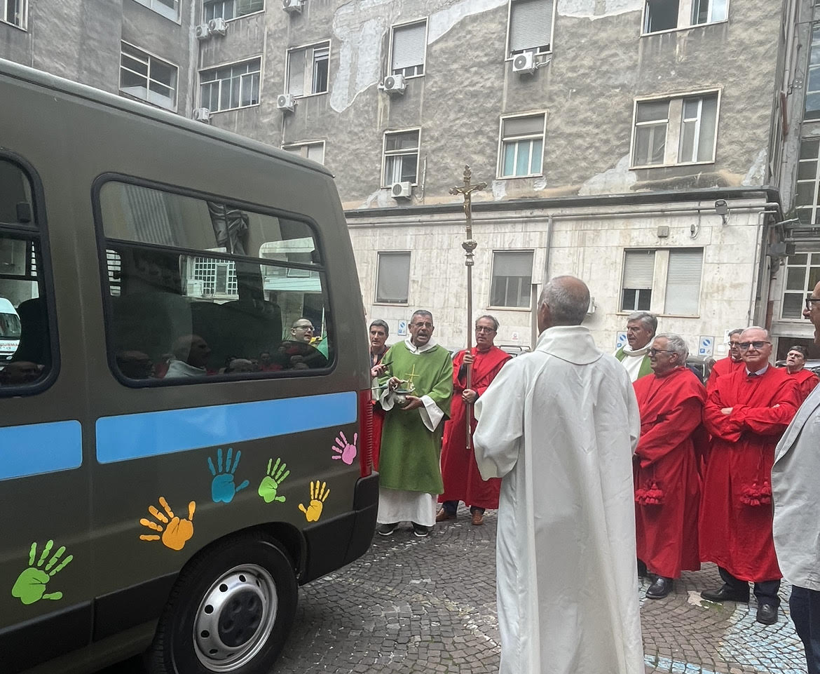 Napoli, l’Arciconfraternita dei Pellegrini nel segno della solidarietà: un bus in dono alla Comunità Famiglie Camaldoli